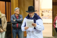 Manuel Díaz leyendo uno de los poemas que acompañan la exposición